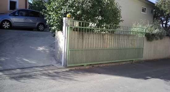 Oddamo trisobno stanovanje štirim študentom.