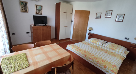 Oddamo apartma dvema študentoma