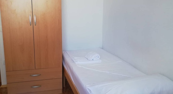 postelja v dvoposteljni sobi- Koper