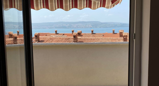 DVOSOBNO STANOVANJE V ZGORNJEM DELU VRSTNE HIŠE-ANKARAN