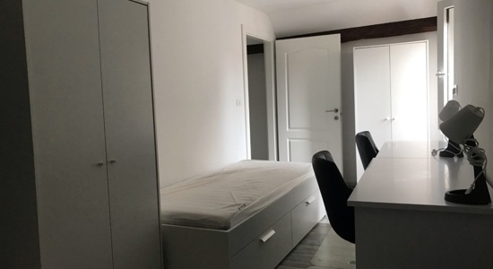 ENA POSTELJA V DVOPOSTELJNI SOBI - Koper center (poleg hostla Villa Domus - mirna lokacija, stran od ceste) možnost bivanja tudi čez poletje!