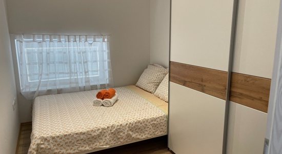 Oddamo sobo dvema študentkama