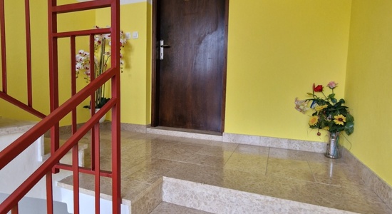 Oddam tri sobe v prostornem stanovanju v Izoli – vse vključeno za 1.500 €/mesec