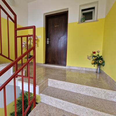 Oddam tri sobe v prostornem stanovanju v Izoli – vse vključeno za 1.500 €/mesec