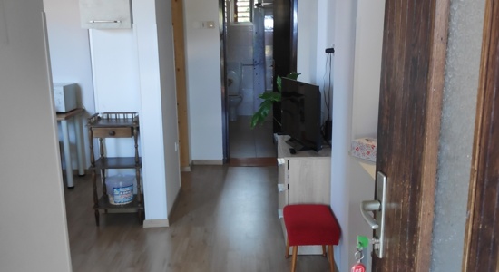 Stanovanje v Čezarjih, 200m od avtobusne postaje, 3-sobno za 5 študentk ali študentov, 1 kopalnica, skupna kuhinja in jedilnica, ogrevanje s klimo, wi-fi,TV, terasa, pogled na morje 160/osebo s stroški. 