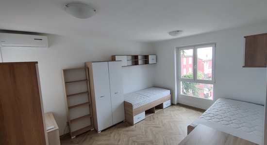 Postelja v dvoposteljni sobi