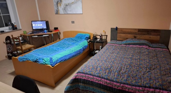 Dvoposteljna soba in lezišče v drugi sobi