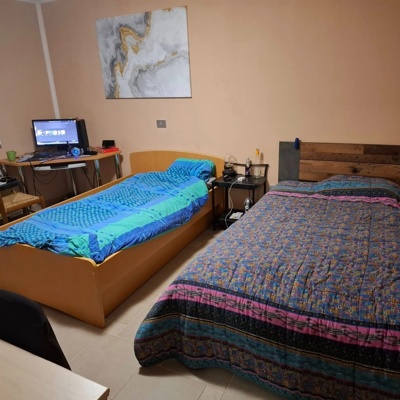 Dvoposteljna soba in lezišče v drugi sobi