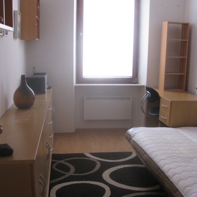 Enoposteljno sobo v centru Kopra oddam študentki