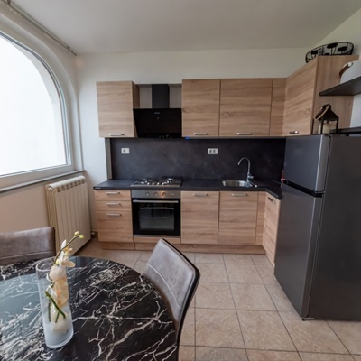 Free bed in one-bedroom apartment