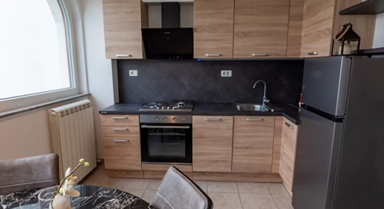 Free bed in one-bedroom apartment