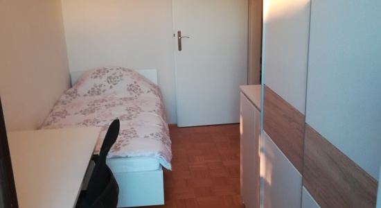 V centru Kopra oddam enoposteljno sobo