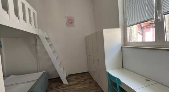 Oddamo dvoposteljno sobo v centru Kopra – vseljivo takoj