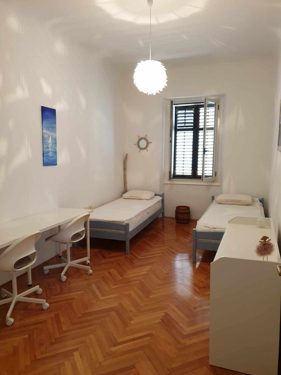 Prosti dve postelji v stanovanju v centru Kopra