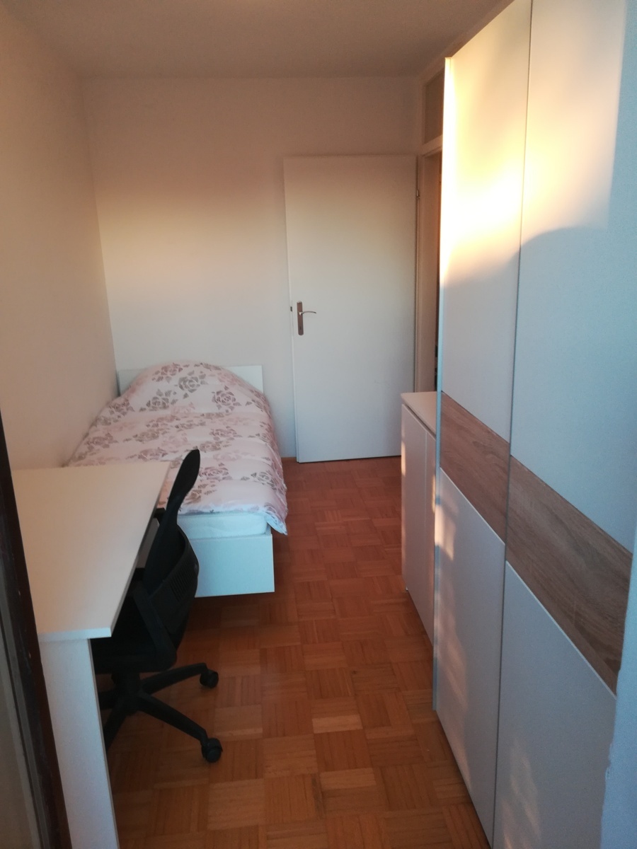 V centru Kopra oddam enoposteljno sobo