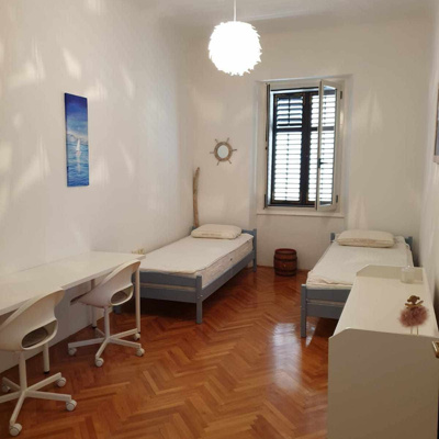 Prosti dve postelji v stanovanju v centru Kopra