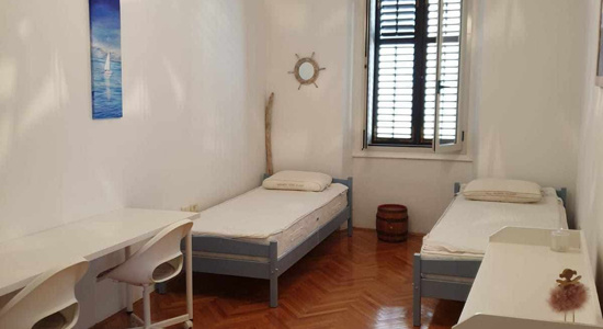 Prosti dve postelji v stanovanju v centru Kopra