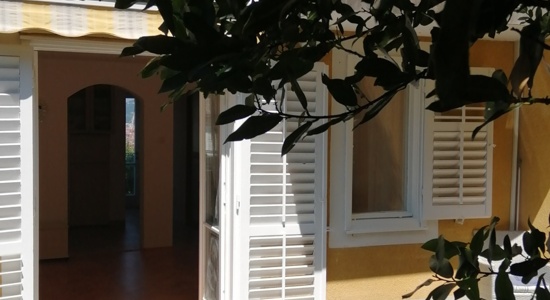 ENOPOSTELJNA SOBA z balkonom, vrtom in parkingom