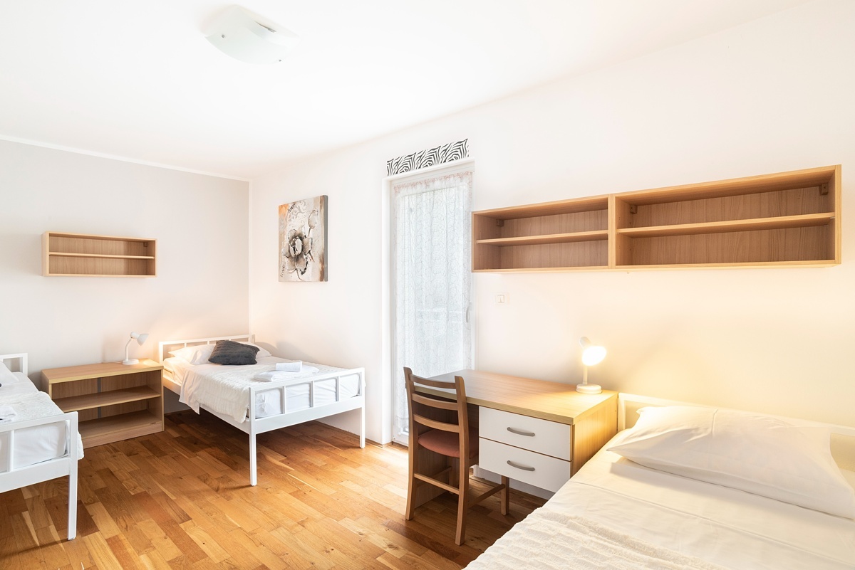 Oddamo enosobno stanovanje 3 dekletom, KP center