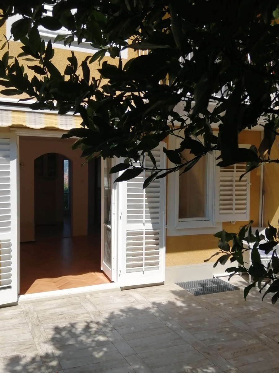 ENOPOSTELJNA SOBA z balkonom, vrtom in parkingom