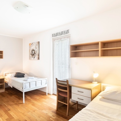 Oddamo enosobno stanovanje 3 dekletom, KP center