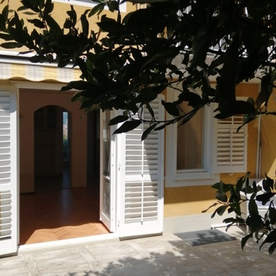 ENOPOSTELJNA SOBA z balkonom, vrtom in parkingom