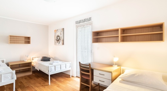 Oddamo enosobno stanovanje 3 dekletom, KP center