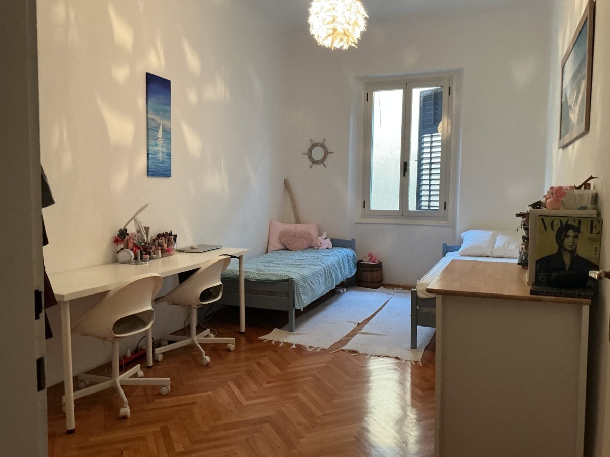 Oddamo posteljo v dvoposteljni sobi