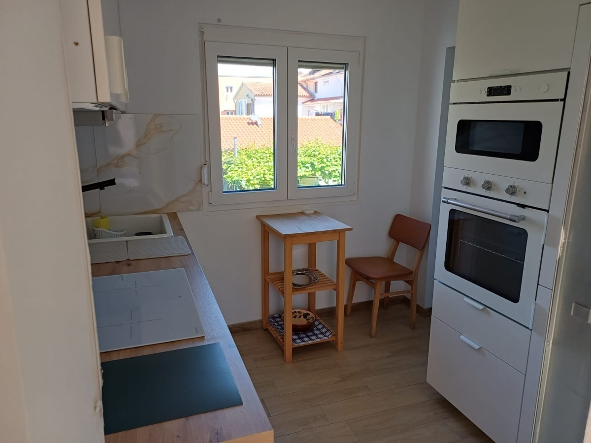 Izola center: Čudovito renovirano 50m² stanovanje s teraso (oktober–junij)