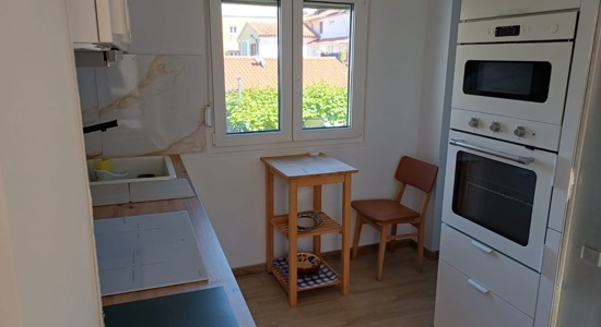 Izola center: Čudovito renovirano 50m² stanovanje s teraso (oktober–junij)