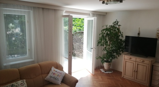 Soba v hiši za študentko/tki z vrtom in parkiriščem