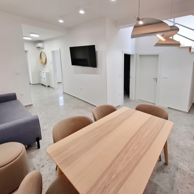 Soba v stanovanju na Pristaniški ulici 350 EUR